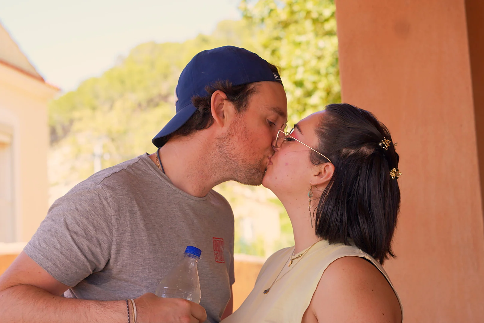 Un couple échange un baiser à la crémaillère de Leslie.