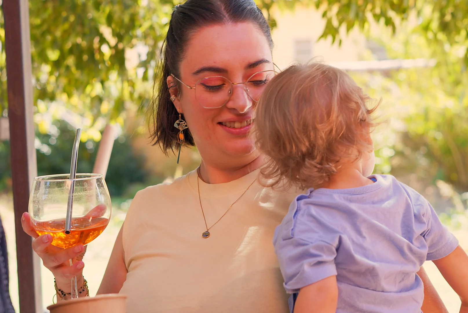 Une femme et un enfant partagent un moment ensemble.
