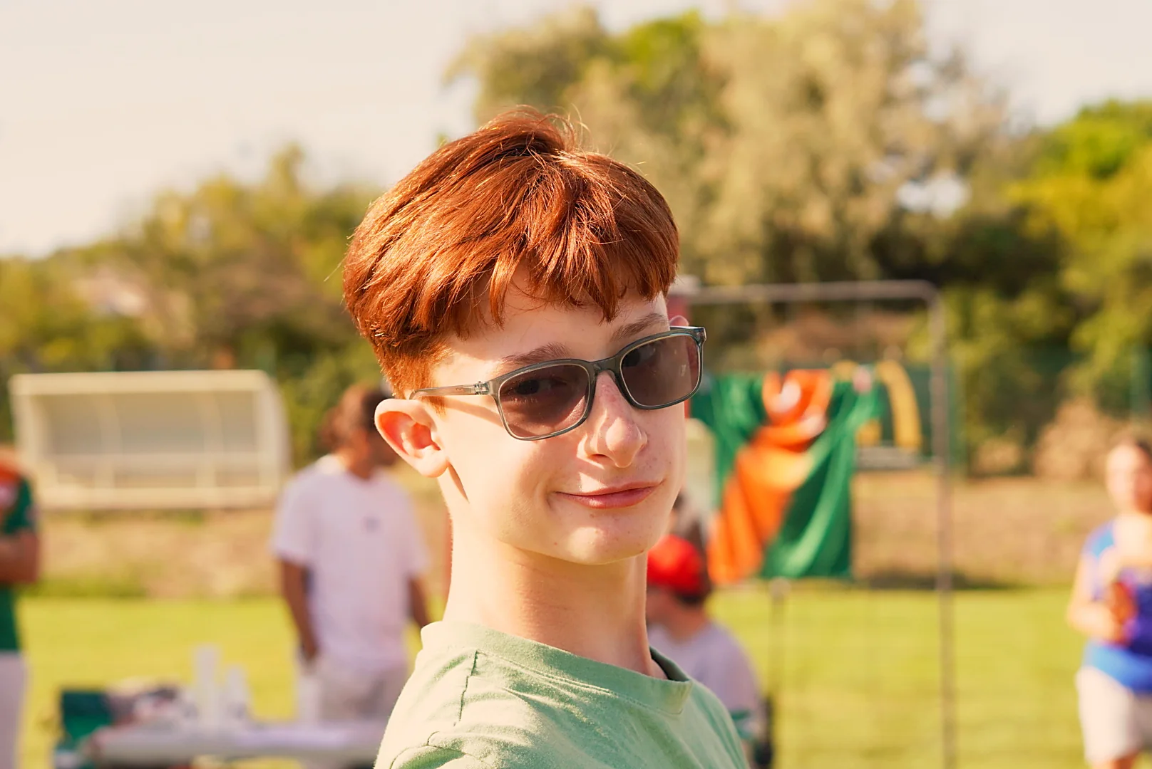 Portrait d’un enfant portant des lunettes de soleil au forum des associations.