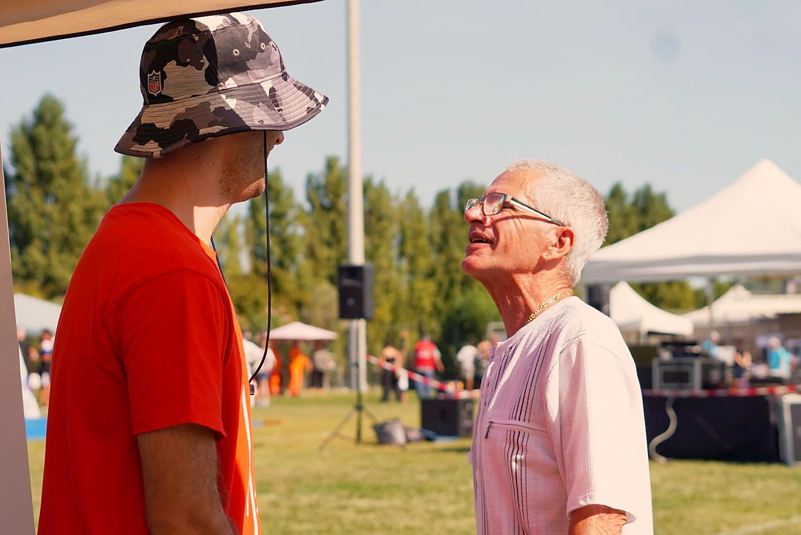 Un participant échange avec les personnes autour de lui au forum des associations.
