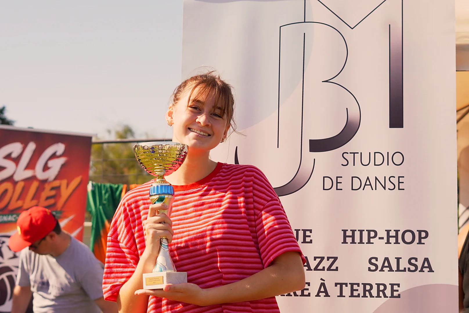 Une participante sourit avec un trophée au forum des associations.
